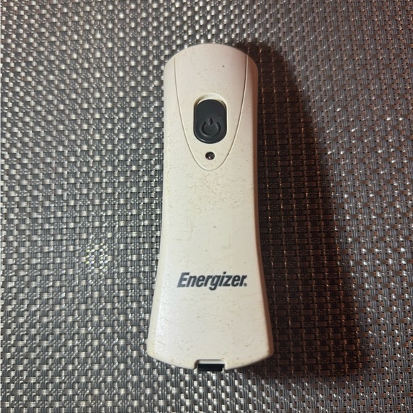 Energizer Emergency Flashlight Light Rechargeable Weather Ready Compact Handheld - Picture 1 of 8